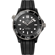 Quadrante nero in ceramica con motivo a onde inciso al laser e indici luminosi rodiati dell’Omega Seamaster Diver 300M 43,5 mm modello 210.92.44.20.01.001.